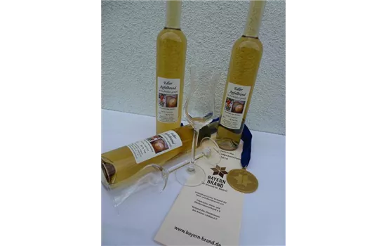 Apfelbrand in Eichenfass gereift "Goldmedaille" Apfelbrand in Eichenfass gereift "Goldmedaille"