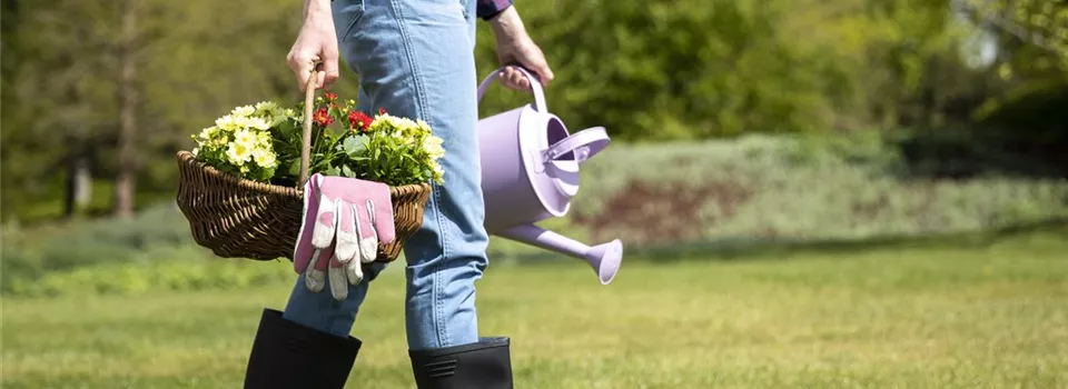 Frau bei der Gartenarbeit